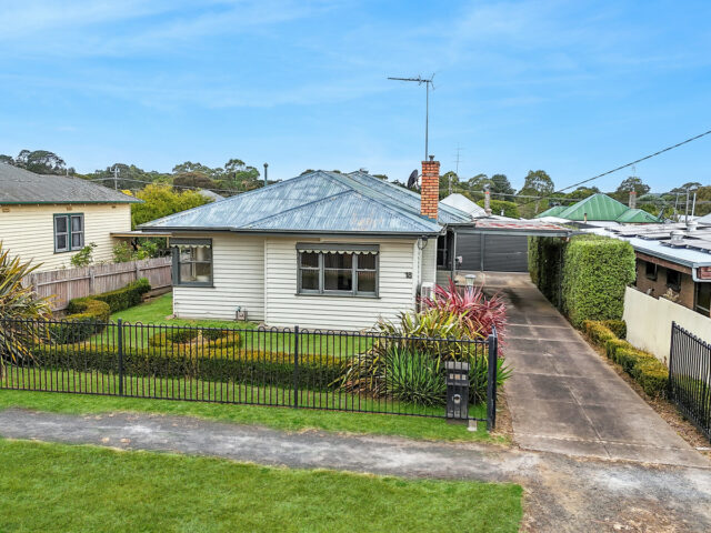 18 Clarence Street, Hamilton VIC 3300