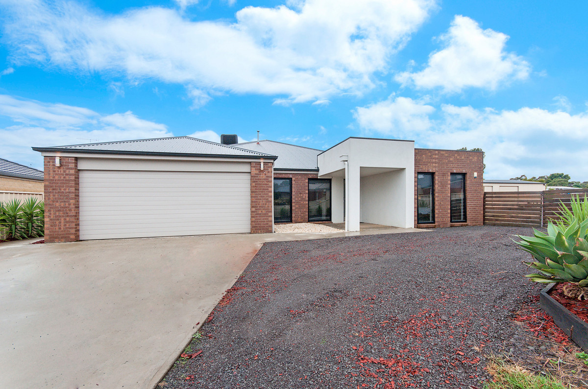 16 Normanby Place, Hamilton VIC 3300