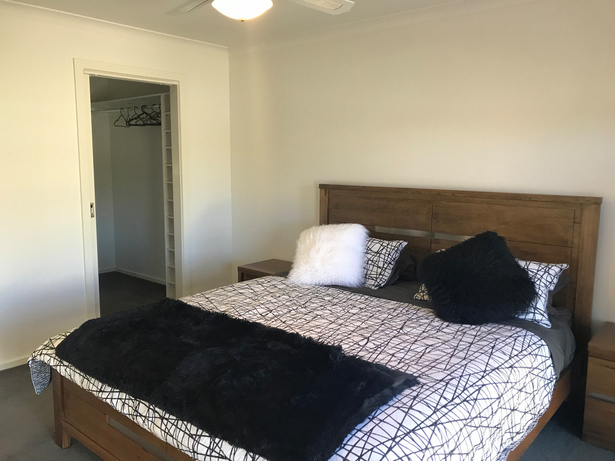 16 Normanby Place, Hamilton VIC 3300