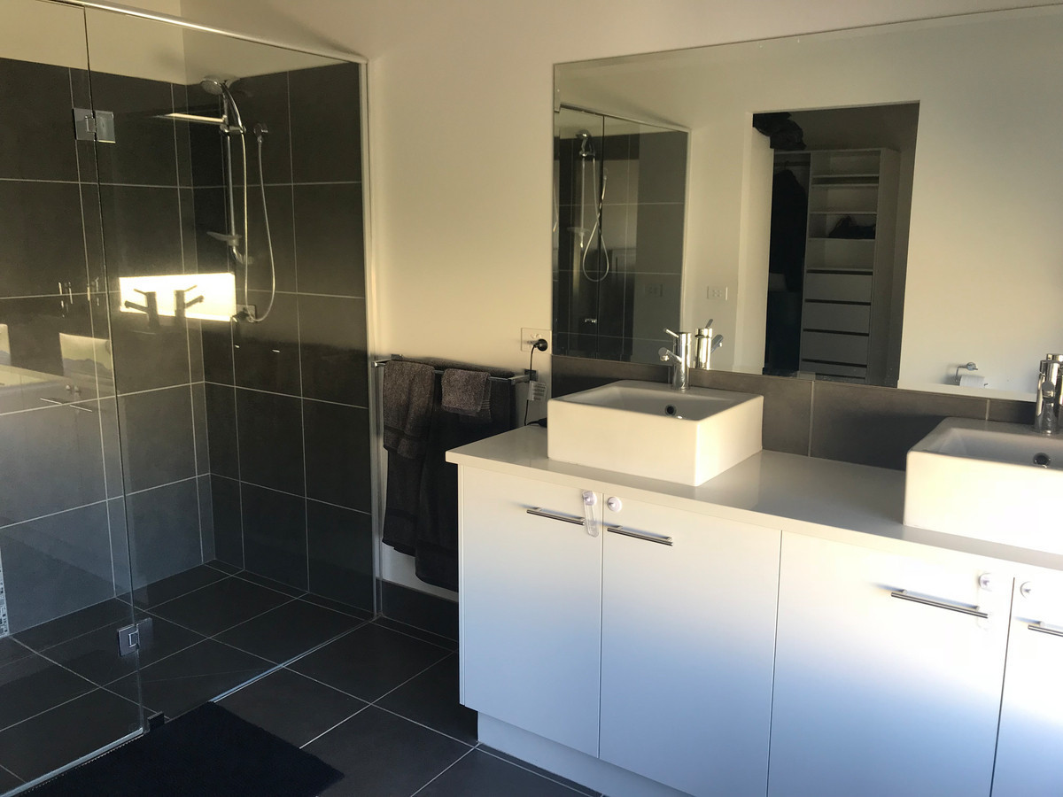 16 Normanby Place, Hamilton VIC 3300