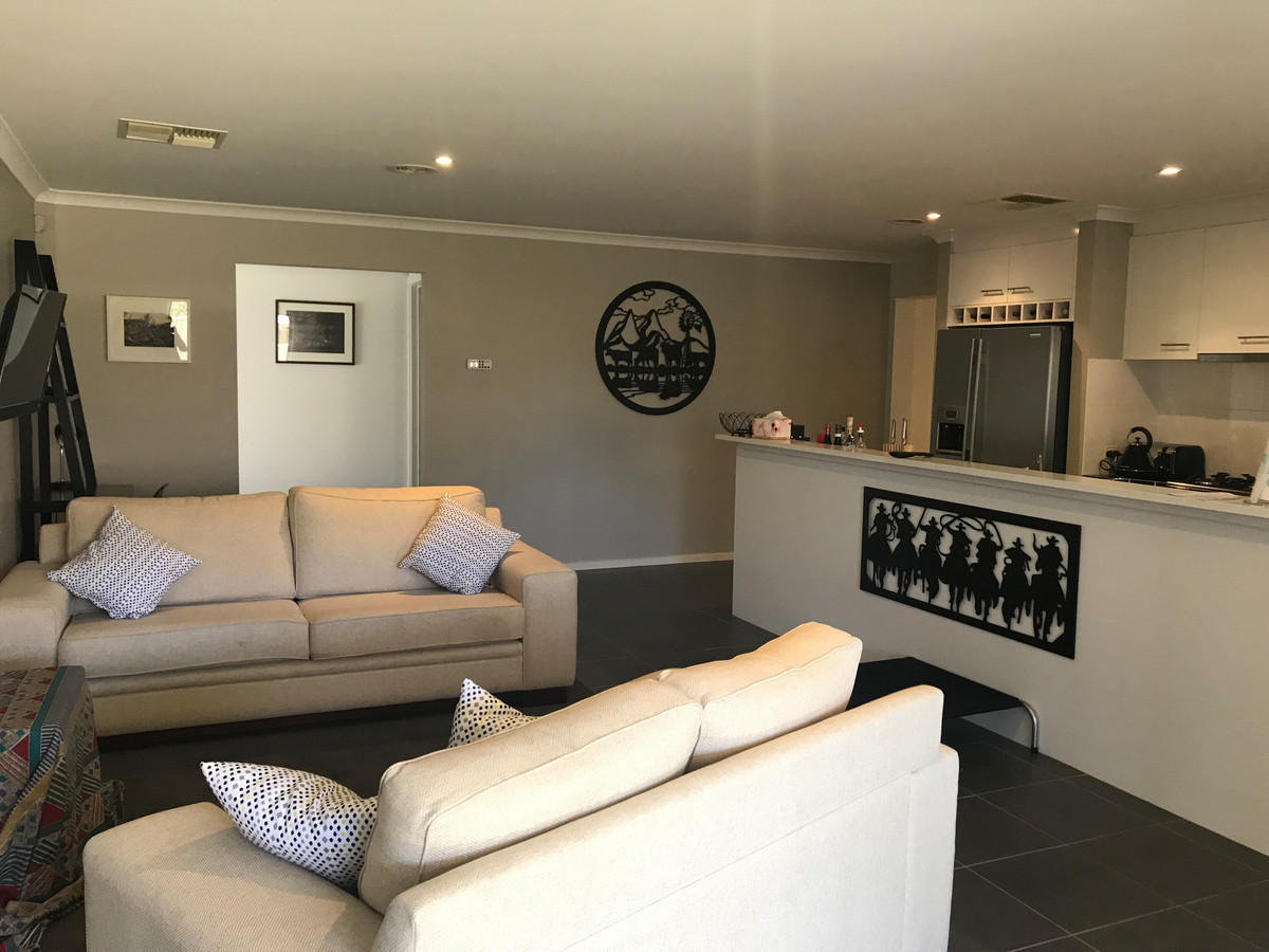 16 Normanby Place, Hamilton VIC 3300