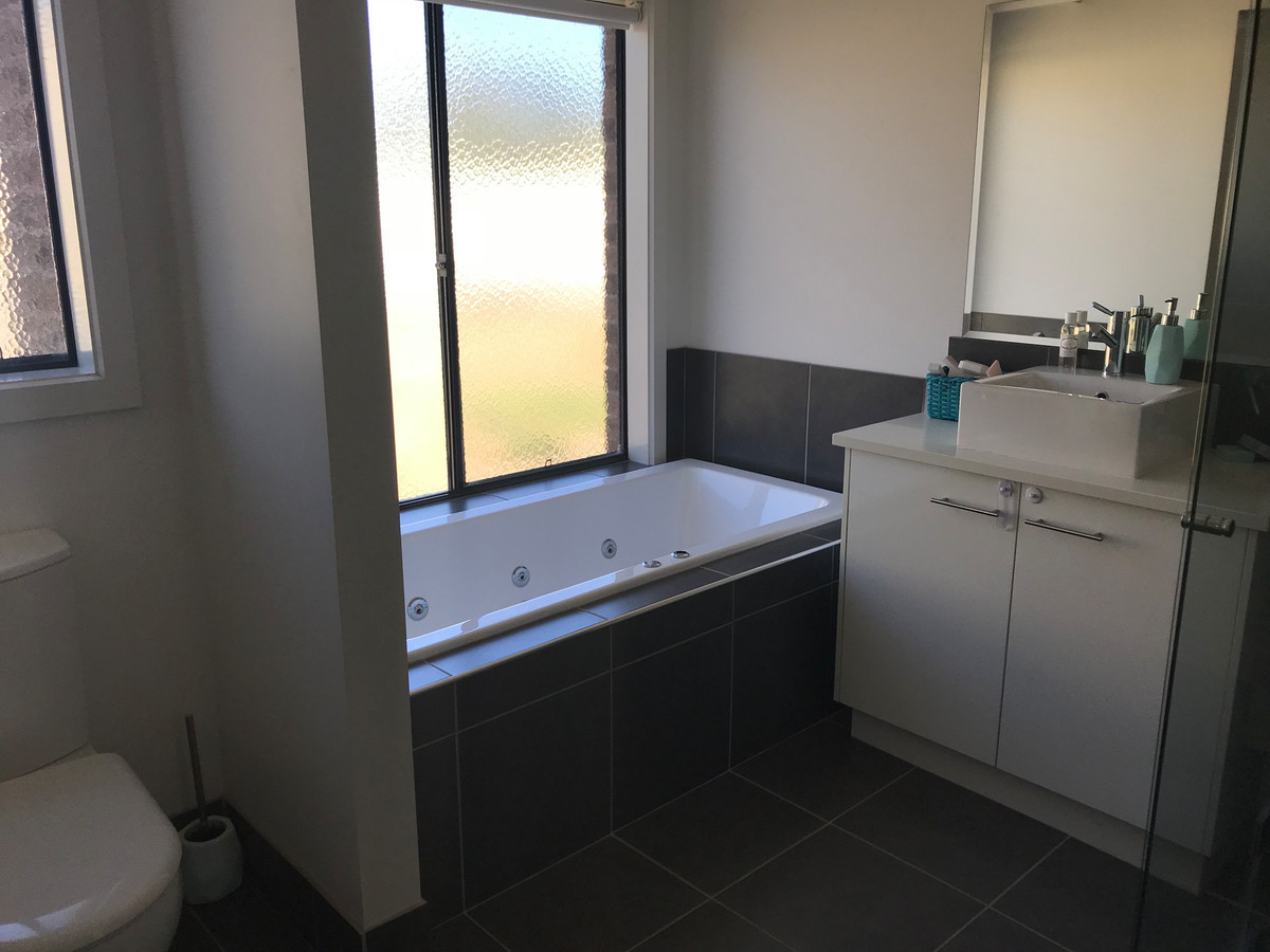 16 Normanby Place, Hamilton VIC 3300