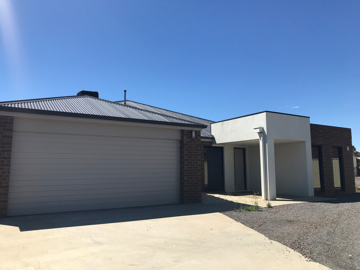 16 Normanby Place, Hamilton VIC 3300