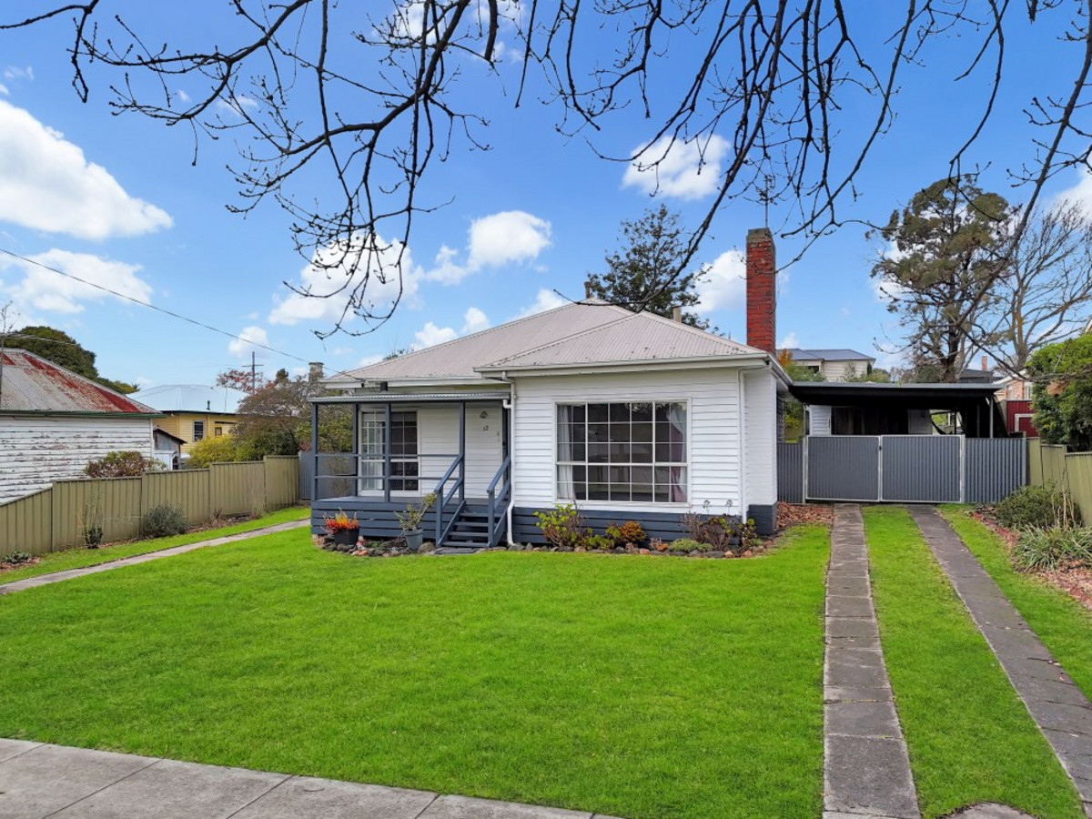 12 Scoresby Street, Hamilton VIC 3300