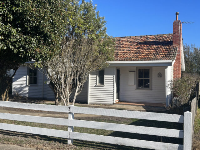 42 Kokoda Avenue, Hamilton VIC 3300