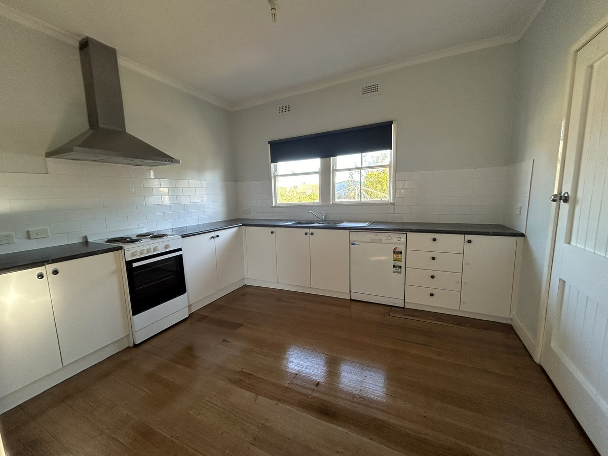 42 Kokoda Avenue, Hamilton VIC 3300