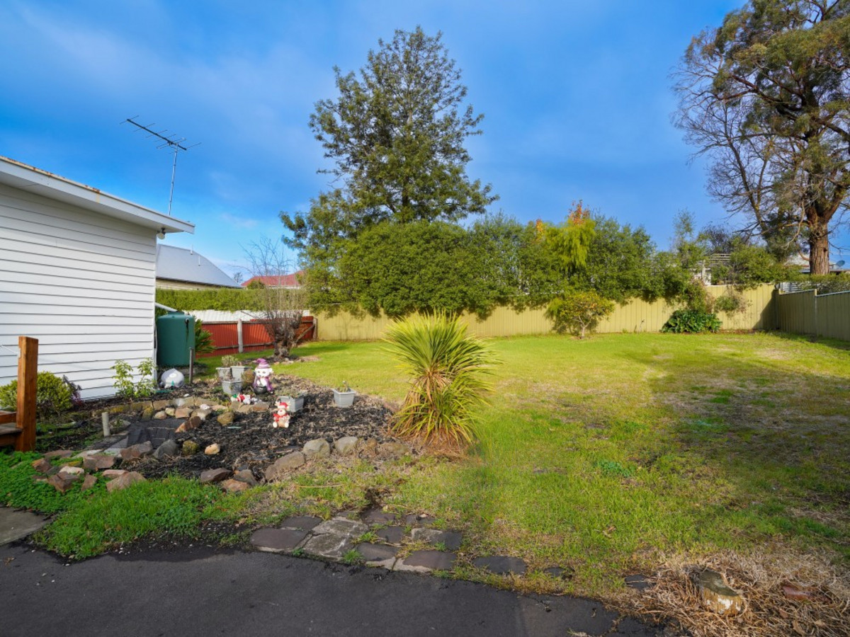 12 Scoresby Street, Hamilton VIC 3300